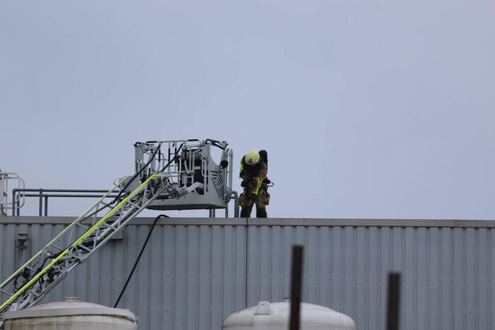 Uitslaande brand op dak van industriepand