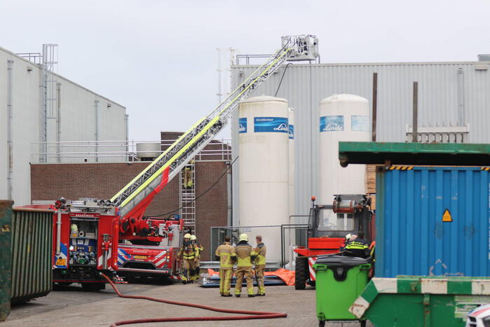 Uitslaande brand op dak van industriepand