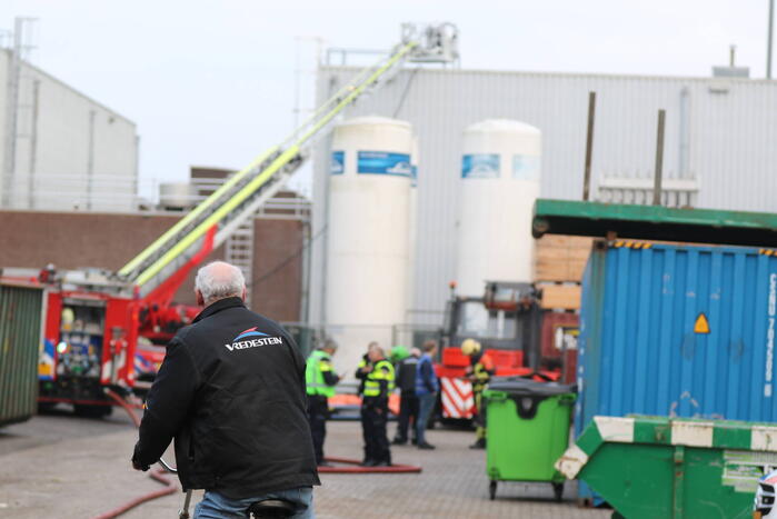 Uitslaande brand op dak van industriepand