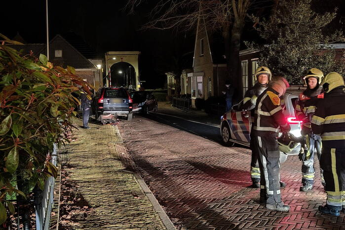 Automobilist botst op geparkeerde auto