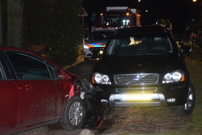 Automobilist botst op geparkeerde auto