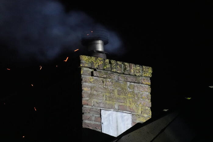 Vonken komen vrij bij schoorsteenbrand