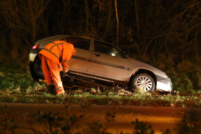 Auto op zijn kop in droge sloot