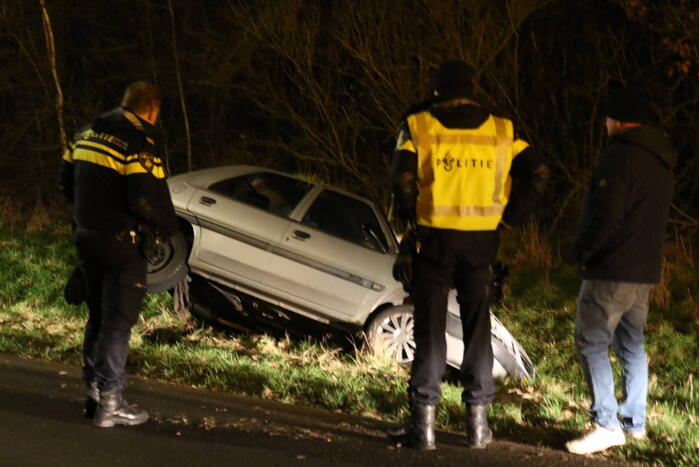 Auto op zijn kop in droge sloot