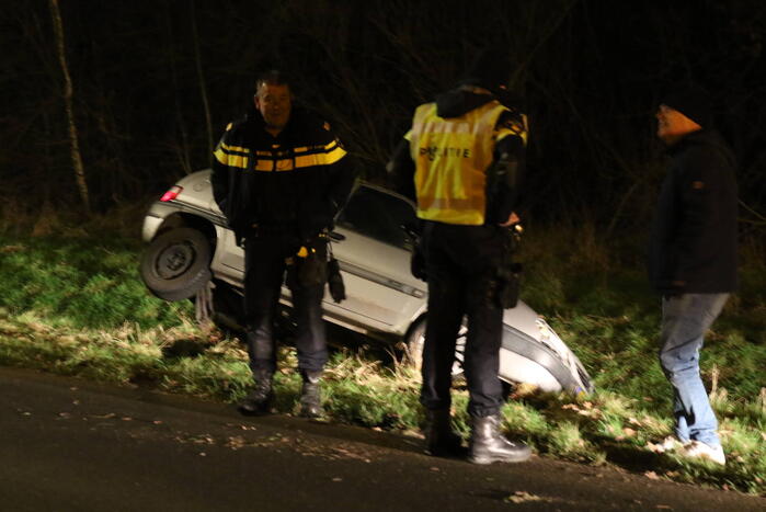 Auto op zijn kop in droge sloot