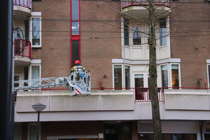 Brandweer met veel wagens naar woningbrand