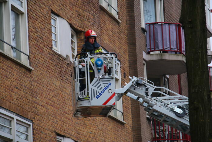 Brandweer met veel wagens naar woningbrand