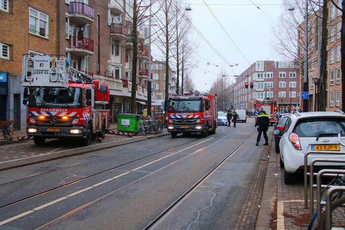 Brandweer met veel wagens naar woningbrand