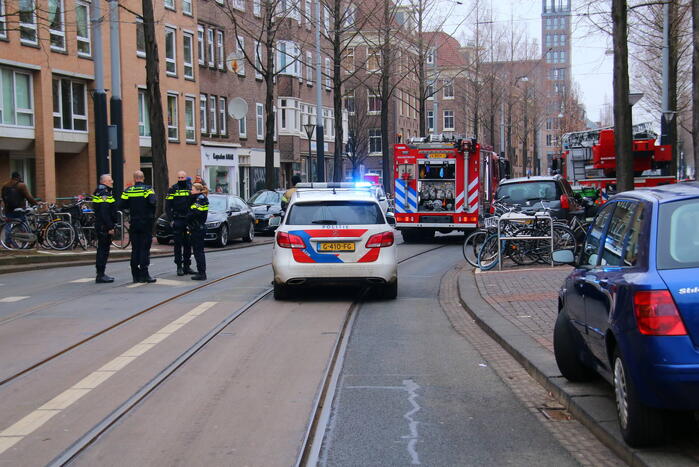 Brandweer met veel wagens naar woningbrand