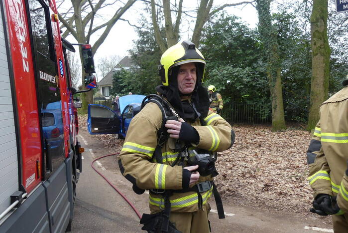 Interieur van auto vliegt in brand