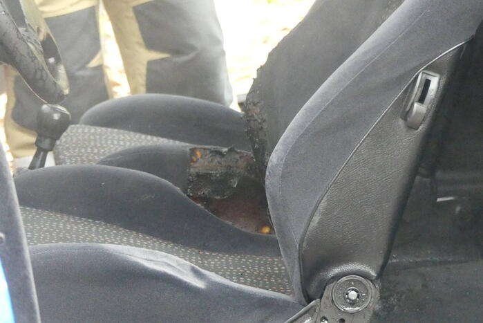 Interieur van auto vliegt in brand