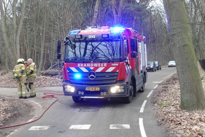 Interieur van auto vliegt in brand