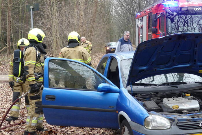 Interieur van auto vliegt in brand