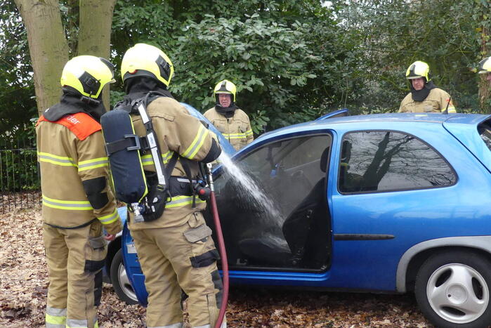 Interieur van auto vliegt in brand
