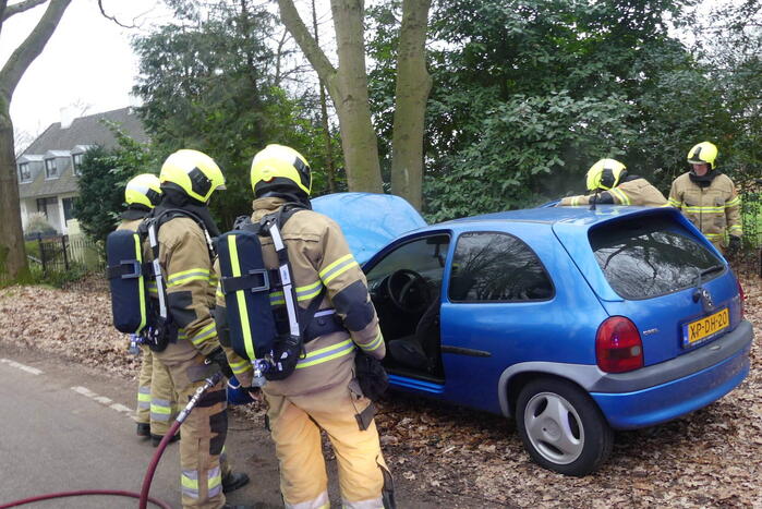 Interieur van auto vliegt in brand