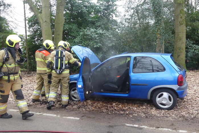 Interieur van auto vliegt in brand