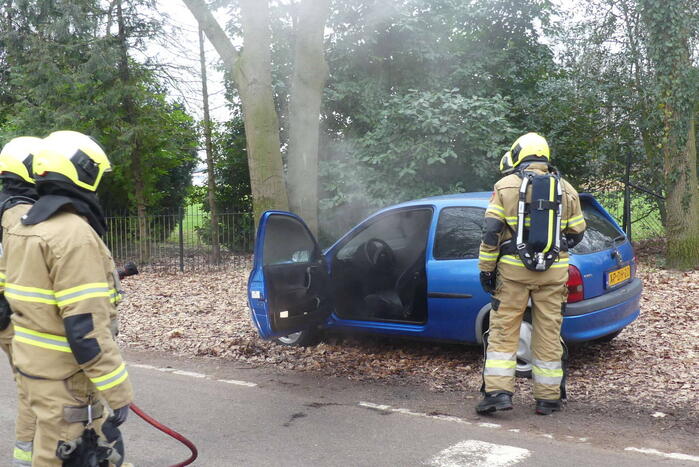 Interieur van auto vliegt in brand