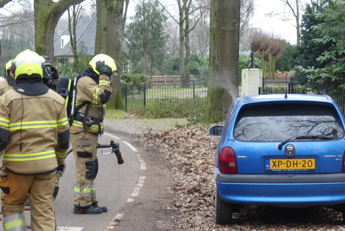 Interieur van auto vliegt in brand