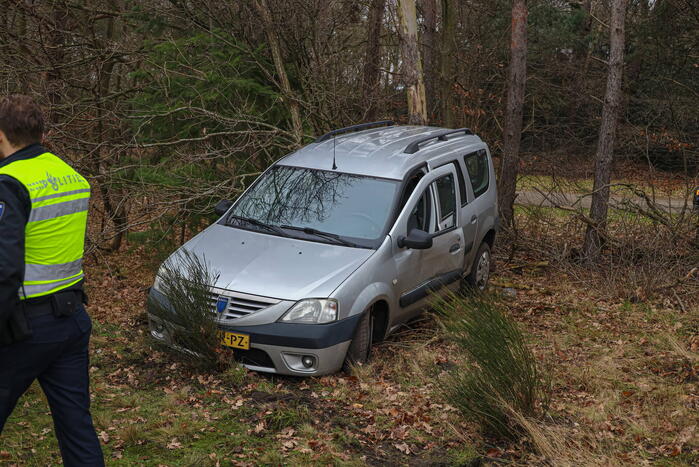 Auto raakt van snelweg en knalt tegen boom