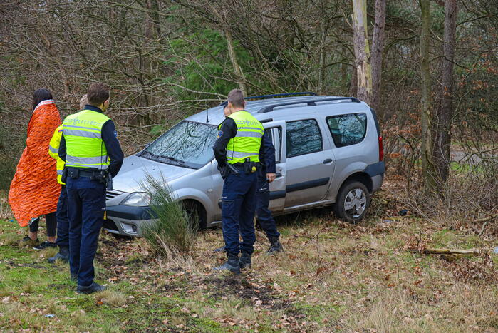Auto raakt van snelweg en knalt tegen boom