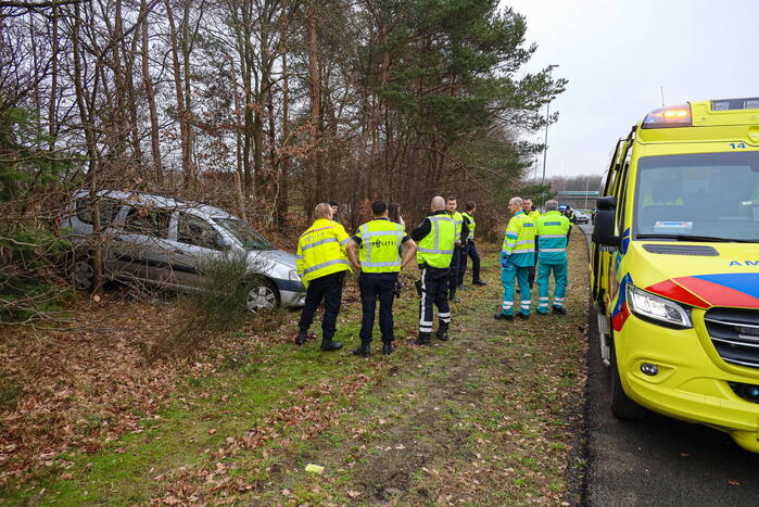 Auto raakt van snelweg en knalt tegen boom