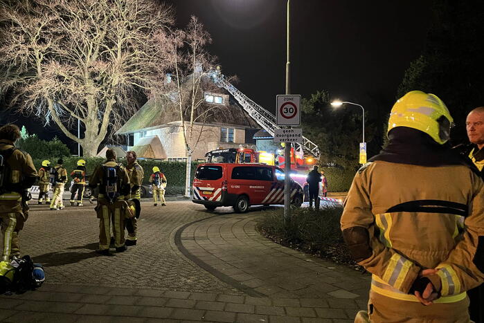 Brand in woning met rietendak