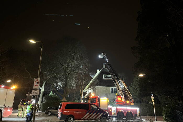 Brand in woning met rietendak