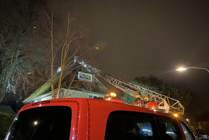 Brand in woning met rietendak