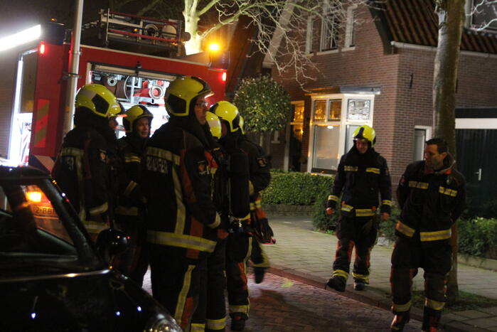 Brandweer zet hoogwerker in bij schoorsteenbrand