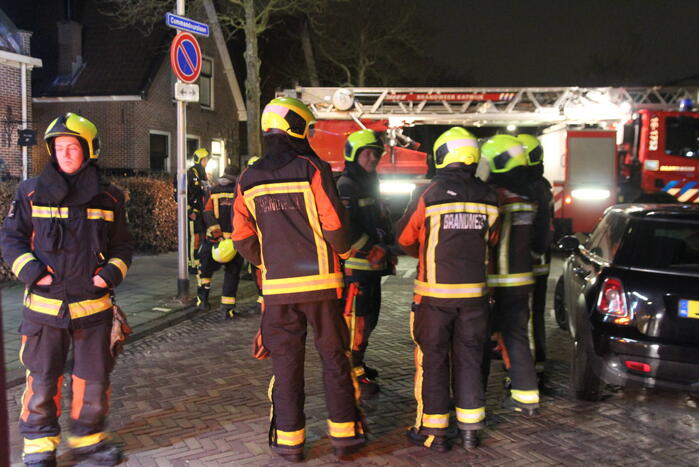 Brandweer zet hoogwerker in bij schoorsteenbrand