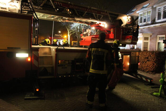 Brandweer zet hoogwerker in bij schoorsteenbrand