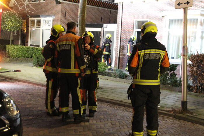 Brandweer zet hoogwerker in bij schoorsteenbrand