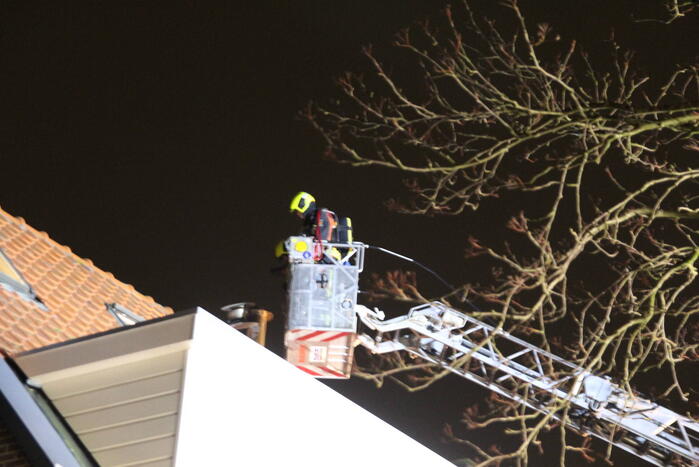 Brandweer zet hoogwerker in bij schoorsteenbrand