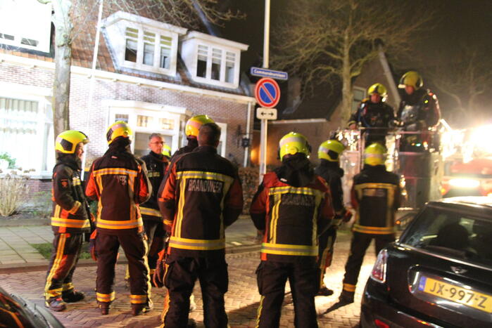 Brandweer zet hoogwerker in bij schoorsteenbrand