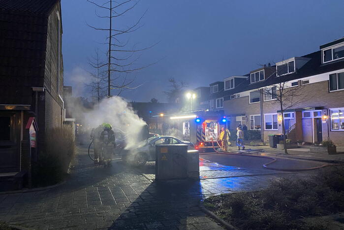 Brandweer blust branden auto