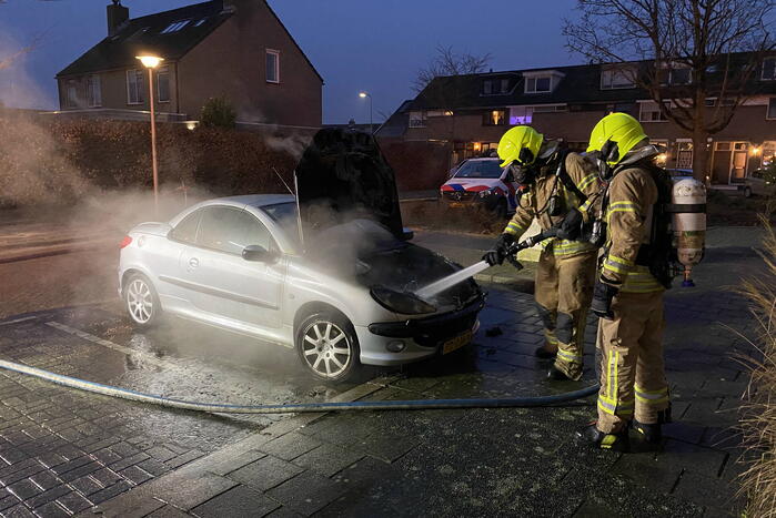 Brandweer blust branden auto