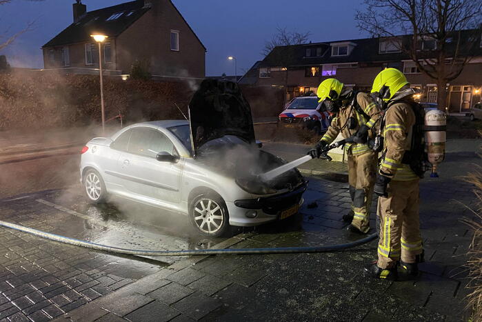 Brandweer blust branden auto