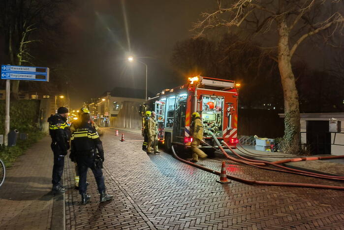 Grote inzet brandweer wegens zinkende woonboot