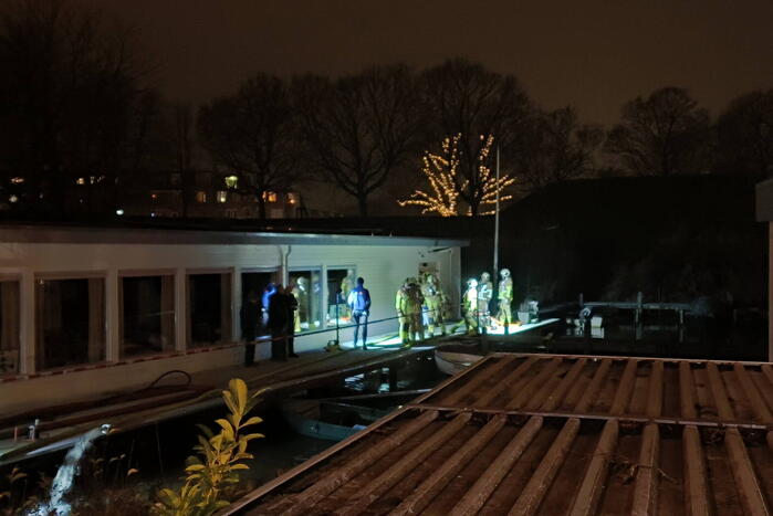 Grote inzet brandweer wegens zinkende woonboot