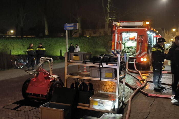Grote inzet brandweer wegens zinkende woonboot
