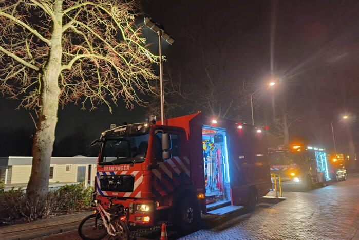 Grote inzet brandweer wegens zinkende woonboot