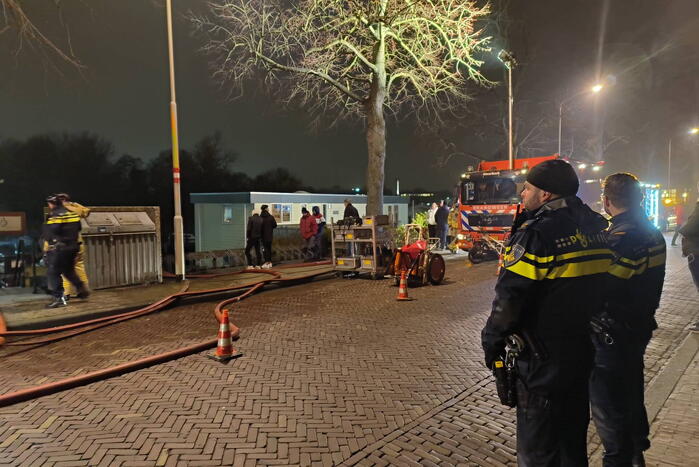 Grote inzet brandweer wegens zinkende woonboot
