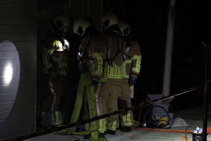 Grote inzet brandweer wegens zinkende woonboot