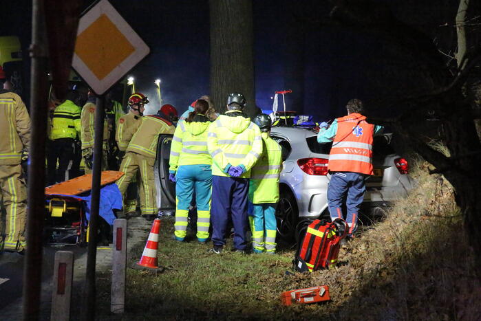Gewonde en flinke schade na botsing tegen boom
