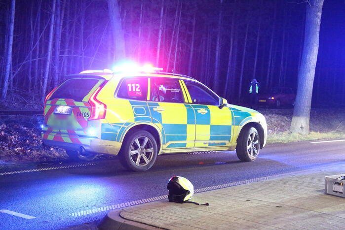 Gewonde en flinke schade na botsing tegen boom