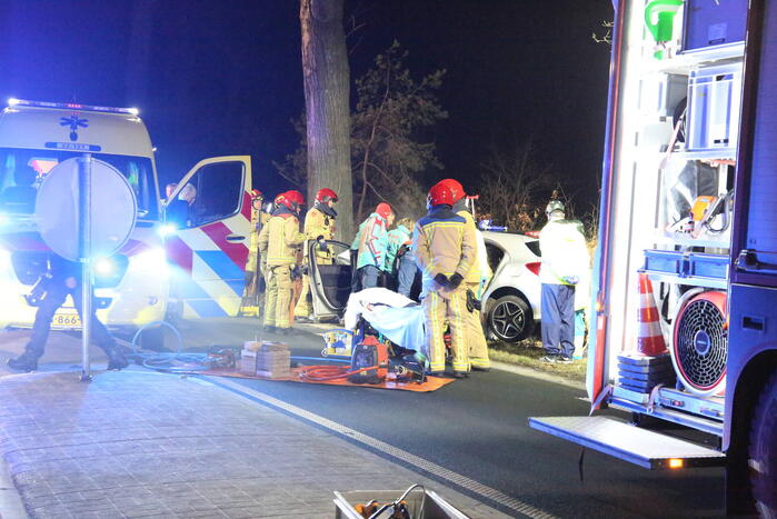 Gewonde en flinke schade na botsing tegen boom