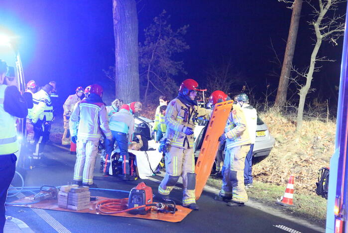 Gewonde en flinke schade na botsing tegen boom