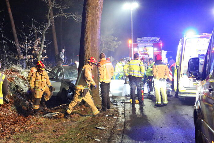 Gewonde en flinke schade na botsing tegen boom