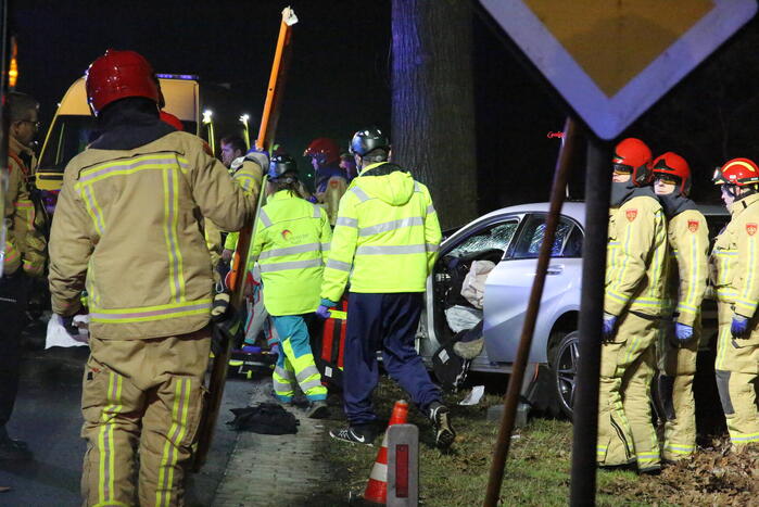 Gewonde en flinke schade na botsing tegen boom