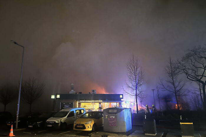 Enorme rookontwikkeling bij uitslaande brand